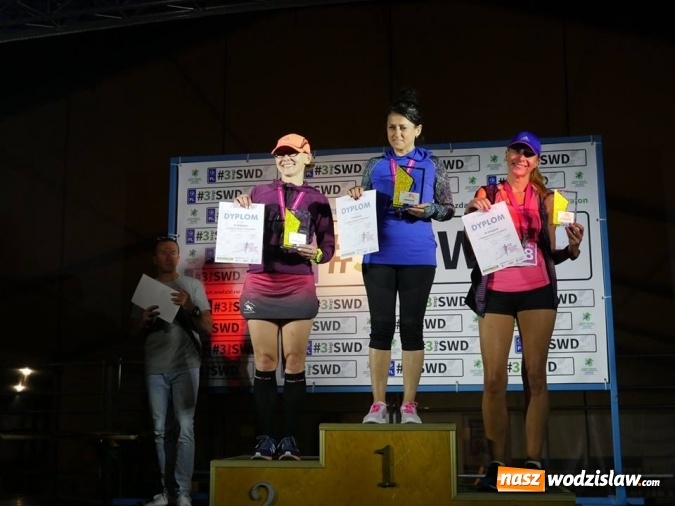 Zdjęcie w galerii na portalu naszwodzislaw.com: Rekordowy IV Nocny Bieg z Gwiazdami. Na starcie ponad 400 uczestników wiadomości z regionu