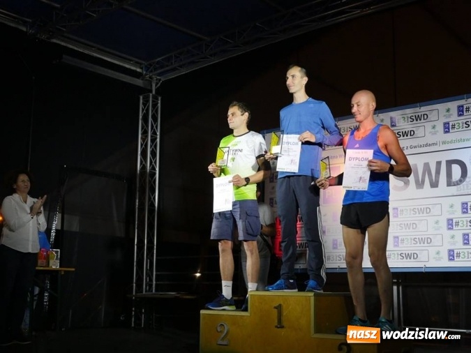 Zdjęcie w galerii na portalu naszwodzislaw.com: Rekordowy IV Nocny Bieg z Gwiazdami. Na starcie ponad 400 uczestników wiadomości z regionu