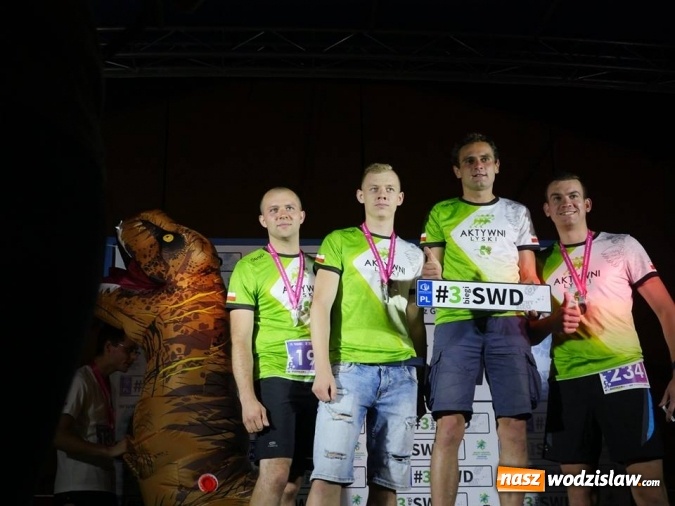 Zdjęcie w galerii na portalu naszwodzislaw.com: Rekordowy IV Nocny Bieg z Gwiazdami. Na starcie ponad 400 uczestników wiadomości z regionu