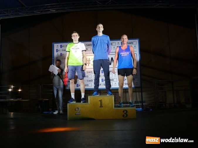 Zdjęcie w galerii na portalu naszwodzislaw.com: Rekordowy IV Nocny Bieg z Gwiazdami. Na starcie ponad 400 uczestników wiadomości z regionu