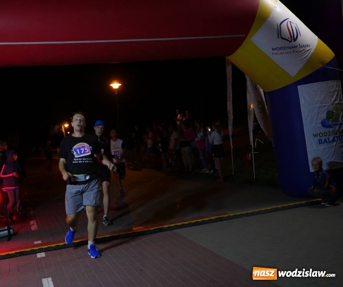 Zdjęcie w galerii na portalu naszwodzislaw.com: Rekordowy IV Nocny Bieg z Gwiazdami. Na starcie ponad 400 uczestników wiadomości z regionu