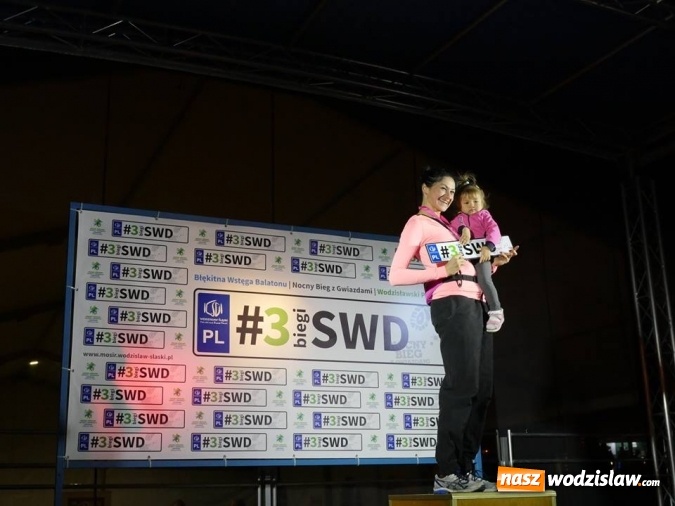 Zdjęcie w galerii na portalu naszwodzislaw.com: Rekordowy IV Nocny Bieg z Gwiazdami. Na starcie ponad 400 uczestników wiadomości z regionu