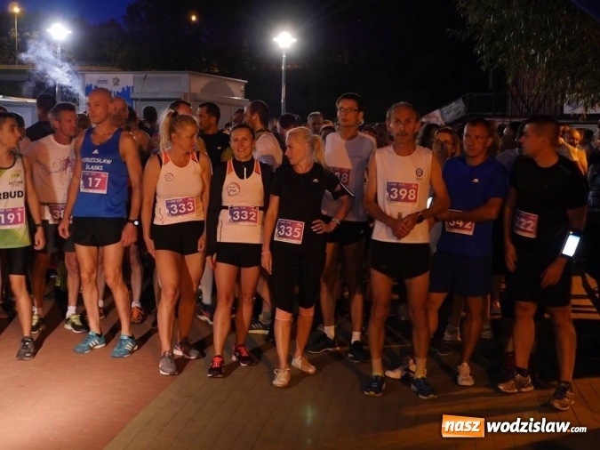 Zdjęcie w galerii na portalu naszwodzislaw.com: Rekordowy IV Nocny Bieg z Gwiazdami. Na starcie ponad 400 uczestników wiadomości z regionu