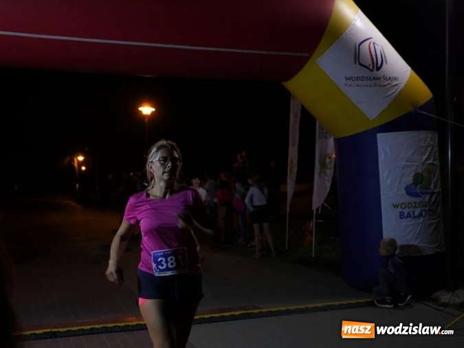 Zdjęcie w galerii na portalu naszwodzislaw.com: Rekordowy IV Nocny Bieg z Gwiazdami. Na starcie ponad 400 uczestników wiadomości z regionu