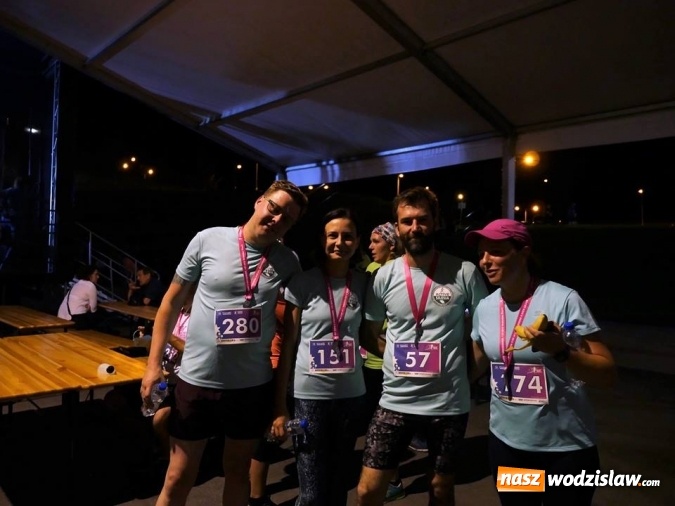 Zdjęcie w galerii na portalu naszwodzislaw.com: Rekordowy IV Nocny Bieg z Gwiazdami. Na starcie ponad 400 uczestników wiadomości z regionu