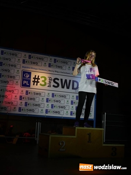 Zdjęcie w galerii na portalu naszwodzislaw.com: Rekordowy IV Nocny Bieg z Gwiazdami. Na starcie ponad 400 uczestników wiadomości z regionu