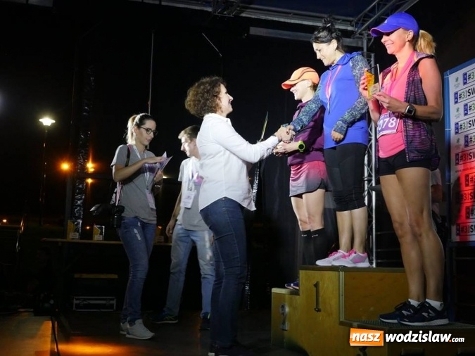 Zdjęcie w galerii na portalu naszwodzislaw.com: Rekordowy IV Nocny Bieg z Gwiazdami. Na starcie ponad 400 uczestników wiadomości z regionu