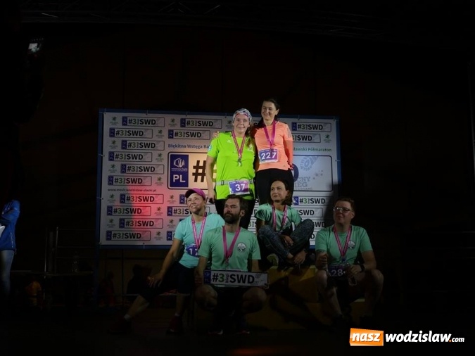 Zdjęcie w galerii na portalu naszwodzislaw.com: Rekordowy IV Nocny Bieg z Gwiazdami. Na starcie ponad 400 uczestników wiadomości z regionu