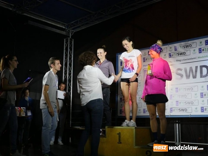 Zdjęcie w galerii na portalu naszwodzislaw.com: Rekordowy IV Nocny Bieg z Gwiazdami. Na starcie ponad 400 uczestników wiadomości z regionu