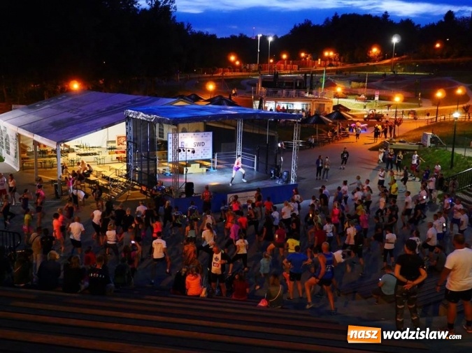 Zdjęcie w galerii na portalu naszwodzislaw.com: Rekordowy IV Nocny Bieg z Gwiazdami. Na starcie ponad 400 uczestników wiadomości z regionu