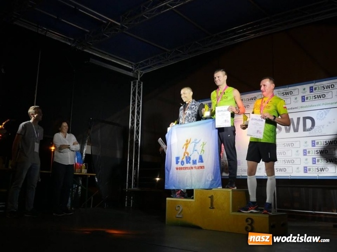 Zdjęcie w galerii na portalu naszwodzislaw.com: Rekordowy IV Nocny Bieg z Gwiazdami. Na starcie ponad 400 uczestników wiadomości z regionu