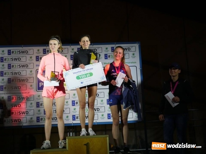 Zdjęcie w galerii na portalu naszwodzislaw.com: Rekordowy IV Nocny Bieg z Gwiazdami. Na starcie ponad 400 uczestników wiadomości z regionu