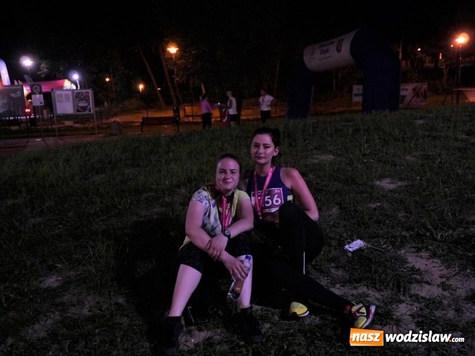 Zdjęcie w galerii na portalu naszwodzislaw.com: Rekordowy IV Nocny Bieg z Gwiazdami. Na starcie ponad 400 uczestników wiadomości z regionu