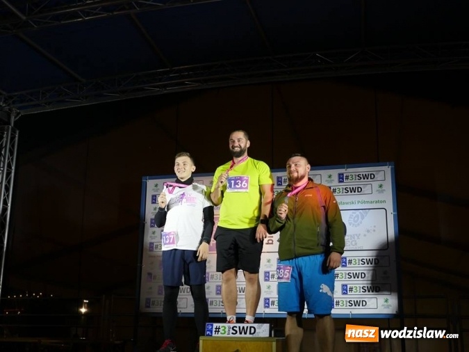Zdjęcie w galerii na portalu naszwodzislaw.com: Rekordowy IV Nocny Bieg z Gwiazdami. Na starcie ponad 400 uczestników wiadomości z regionu