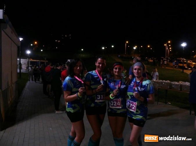 Zdjęcie w galerii na portalu naszwodzislaw.com: Rekordowy IV Nocny Bieg z Gwiazdami. Na starcie ponad 400 uczestników wiadomości z regionu