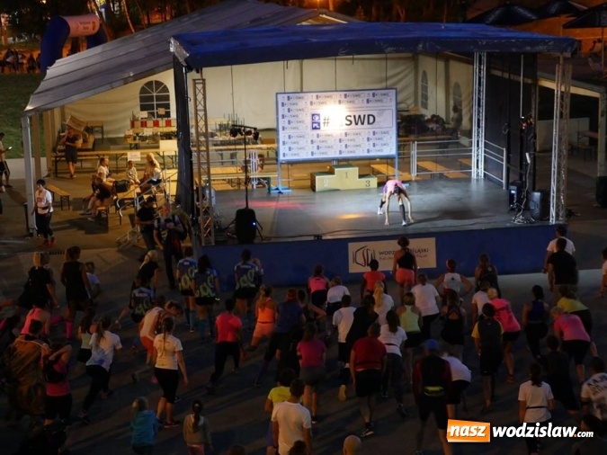 Zdjęcie w galerii na portalu naszwodzislaw.com: Rekordowy IV Nocny Bieg z Gwiazdami. Na starcie ponad 400 uczestników wiadomości z regionu