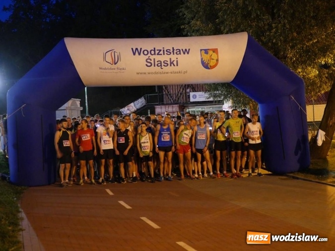 Zdjęcie w galerii na portalu naszwodzislaw.com: Rekordowy IV Nocny Bieg z Gwiazdami. Na starcie ponad 400 uczestników wiadomości z regionu