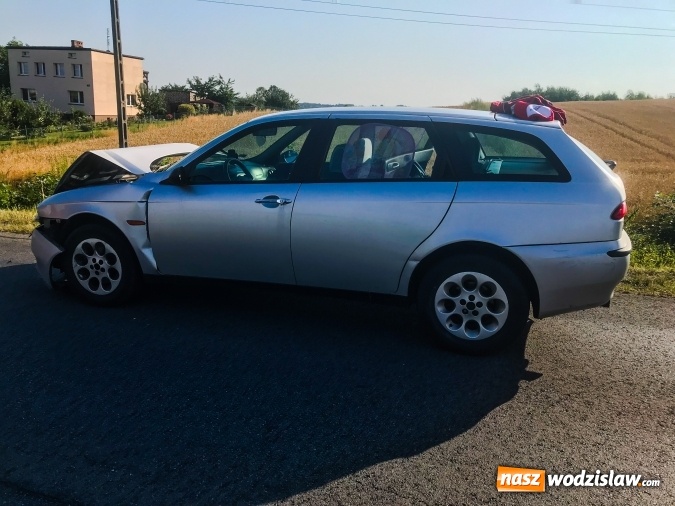 Zdjęcie w galerii na portalu naszwodzislaw.com: Zderzenie alfy romeo i dostawczego iveco DW 933  wiadomości z regionu