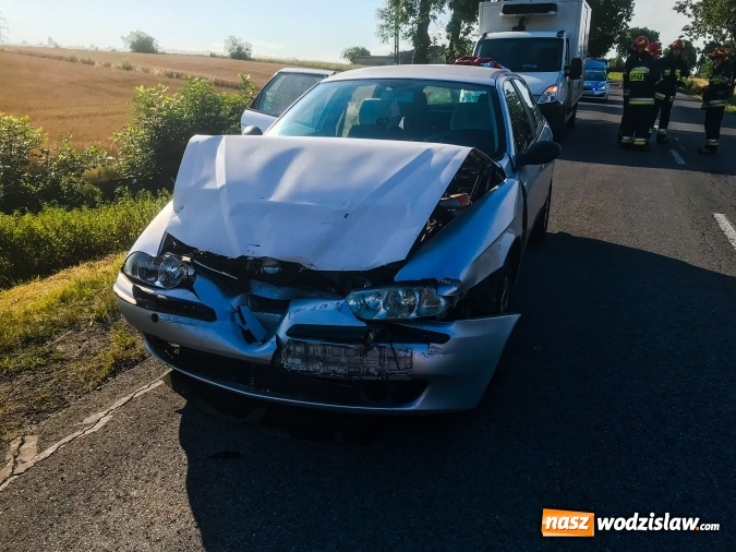 Zdjęcie w galerii na portalu naszwodzislaw.com: Zderzenie alfy romeo i dostawczego iveco DW 933  wiadomości z regionu