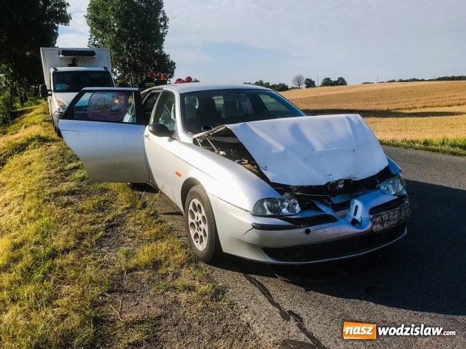 Zdjęcie w galerii na portalu naszwodzislaw.com: Zderzenie alfy romeo i dostawczego iveco DW 933  wiadomości z regionu