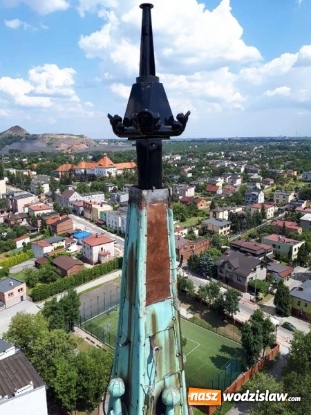 Zdjęcie w galerii na portalu naszwodzislaw.com: Zobaczcie, jak przebiegał montaż krzyża i kapsuły czasu na kościele w Rydułtowach wiadomości z regionu