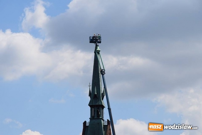 Zdjęcie w galerii na portalu naszwodzislaw.com: Zobaczcie, jak przebiegał montaż krzyża i kapsuły czasu na kościele w Rydułtowach wiadomości z regionu