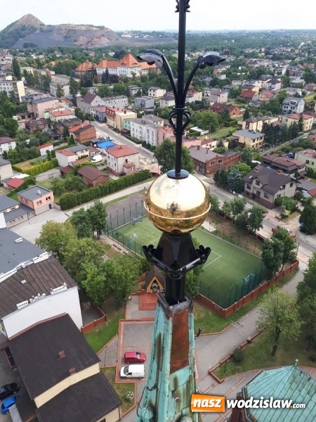 Zdjęcie w galerii na portalu naszwodzislaw.com: Zobaczcie, jak przebiegał montaż krzyża i kapsuły czasu na kościele w Rydułtowach wiadomości z regionu