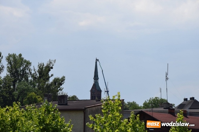 Zdjęcie w galerii na portalu naszwodzislaw.com: Zobaczcie, jak przebiegał montaż krzyża i kapsuły czasu na kościele w Rydułtowach wiadomości z regionu