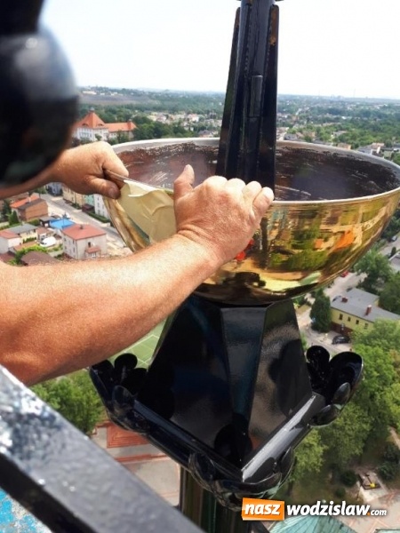 Zdjęcie w galerii na portalu naszwodzislaw.com: Zobaczcie, jak przebiegał montaż krzyża i kapsuły czasu na kościele w Rydułtowach wiadomości z regionu