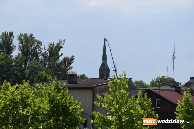 Zdjęcie w galerii na portalu naszwodzislaw.com: Zobaczcie, jak przebiegał montaż krzyża i kapsuły czasu na kościele w Rydułtowach wiadomości z regionu