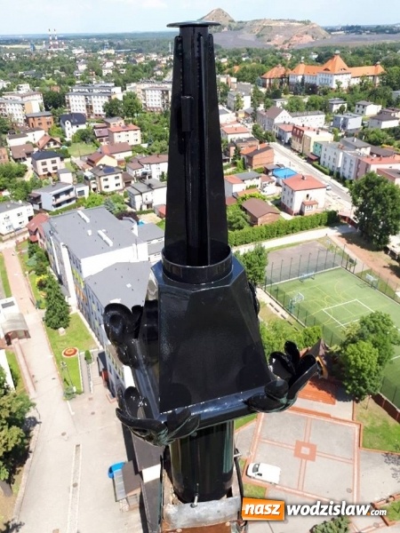 Zdjęcie w galerii na portalu naszwodzislaw.com: Zobaczcie, jak przebiegał montaż krzyża i kapsuły czasu na kościele w Rydułtowach wiadomości z regionu