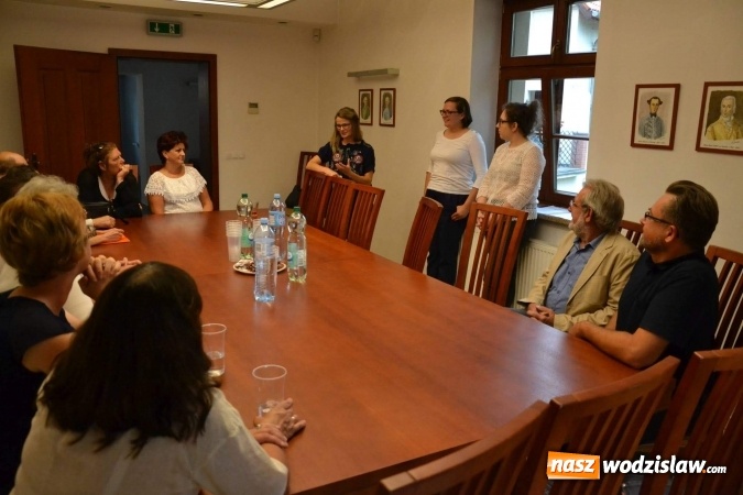 Zdjęcie w galerii na portalu naszwodzislaw.com: Babcie i dziadkowie tworzą album o Rogowie wiadomości z regionu