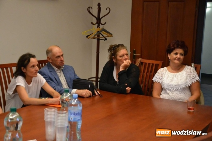 Zdjęcie w galerii na portalu naszwodzislaw.com: Babcie i dziadkowie tworzą album o Rogowie wiadomości z regionu