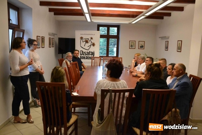 Zdjęcie w galerii na portalu naszwodzislaw.com: Babcie i dziadkowie tworzą album o Rogowie wiadomości z regionu
