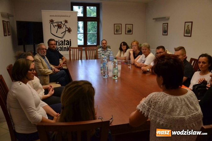 Zdjęcie w galerii na portalu naszwodzislaw.com: Babcie i dziadkowie tworzą album o Rogowie wiadomości z regionu