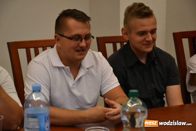 Zdjęcie w galerii na portalu naszwodzislaw.com: Babcie i dziadkowie tworzą album o Rogowie wiadomości z regionu