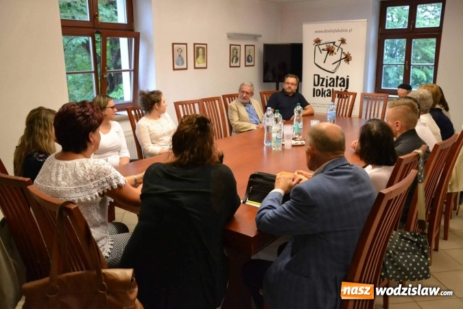 Zdjęcie w galerii na portalu naszwodzislaw.com: Babcie i dziadkowie tworzą album o Rogowie wiadomości z regionu