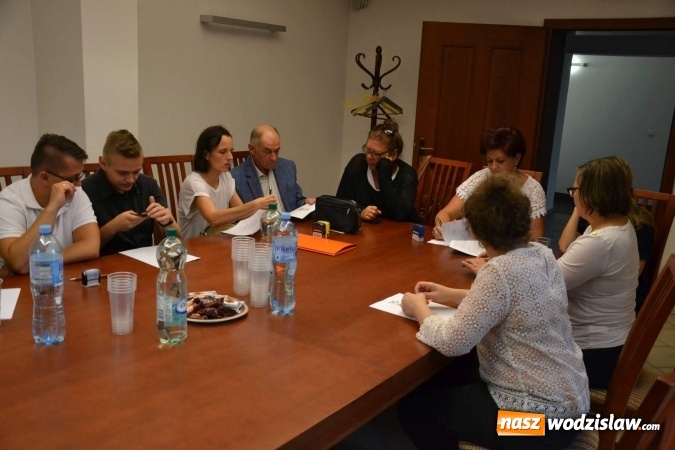 Zdjęcie w galerii na portalu naszwodzislaw.com: Babcie i dziadkowie tworzą album o Rogowie wiadomości z regionu