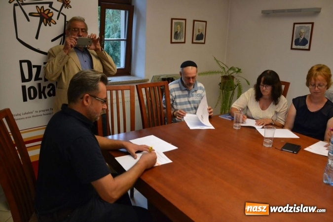 Zdjęcie w galerii na portalu naszwodzislaw.com: Babcie i dziadkowie tworzą album o Rogowie wiadomości z regionu