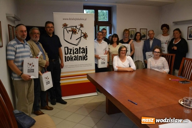 Zdjęcie w galerii na portalu naszwodzislaw.com: Babcie i dziadkowie tworzą album o Rogowie wiadomości z regionu