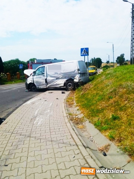 Zdjęcie w galerii na portalu naszwodzislaw.com: Zderzenie seata z transporterem. W jednym z samochodów podróżowało roczne dziecko wiadomości z regionu