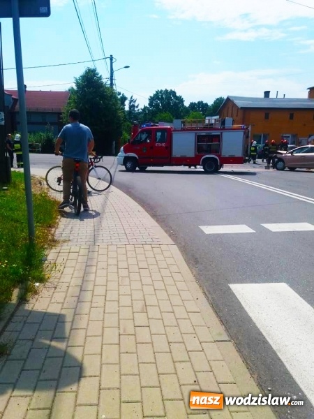 Zdjęcie w galerii na portalu naszwodzislaw.com: Zderzenie seata z transporterem. W jednym z samochodów podróżowało roczne dziecko wiadomości z regionu