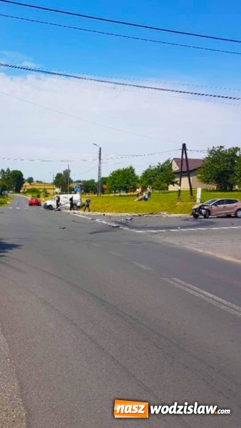 Zdjęcie w galerii na portalu naszwodzislaw.com: Zderzenie seata z transporterem. W jednym z samochodów podróżowało roczne dziecko wiadomości z regionu