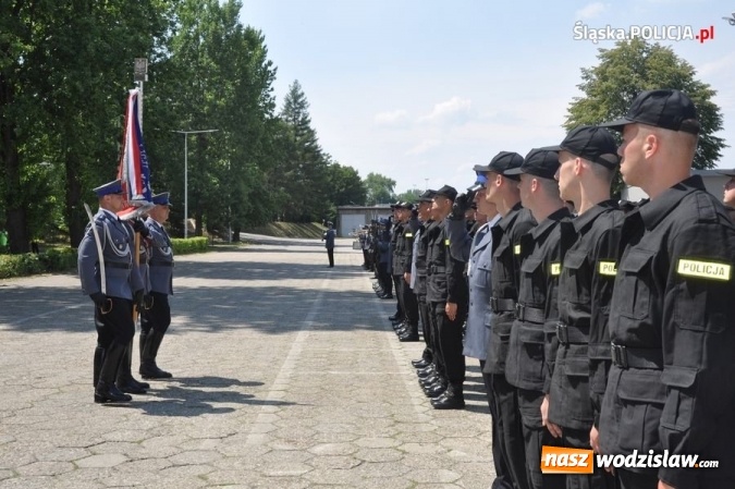 Zdjęcie w galerii na portalu naszwodzislaw.com: Nowo przyjęci policjanci złożyli ślubowanie wiadomości z regionu