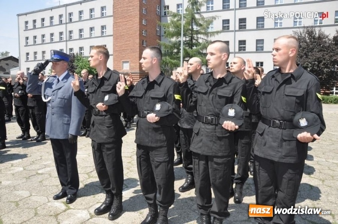 Zdjęcie w galerii na portalu naszwodzislaw.com: Nowo przyjęci policjanci złożyli ślubowanie wiadomości z regionu