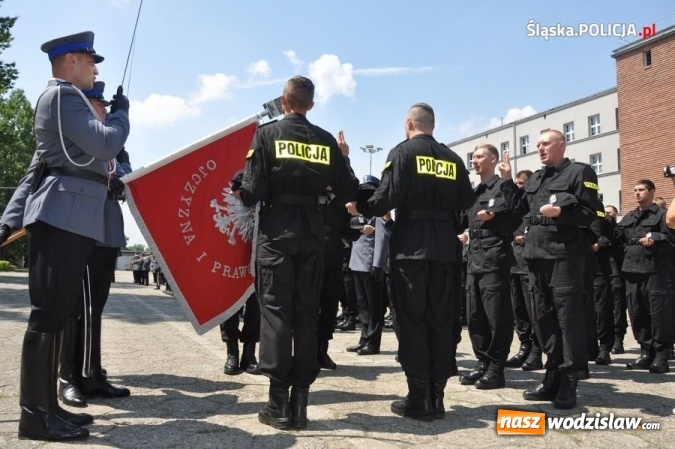 Zdjęcie w galerii na portalu naszwodzislaw.com: Nowo przyjęci policjanci złożyli ślubowanie wiadomości z regionu