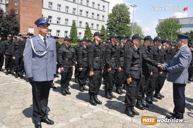 Zdjęcie w galerii na portalu naszwodzislaw.com: Nowo przyjęci policjanci złożyli ślubowanie wiadomości z regionu