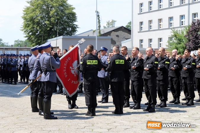 Zdjęcie w galerii na portalu naszwodzislaw.com: Nowo przyjęci policjanci złożyli ślubowanie wiadomości z regionu