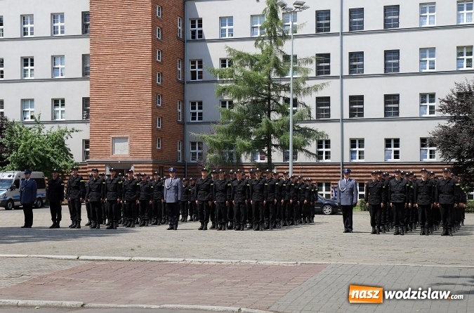 Zdjęcie w galerii na portalu naszwodzislaw.com: Nowo przyjęci policjanci złożyli ślubowanie wiadomości z regionu