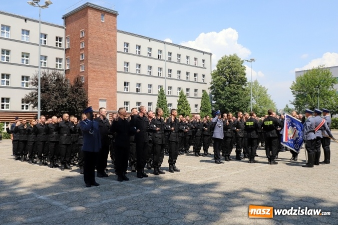 Zdjęcie w galerii na portalu naszwodzislaw.com: Nowo przyjęci policjanci złożyli ślubowanie wiadomości z regionu